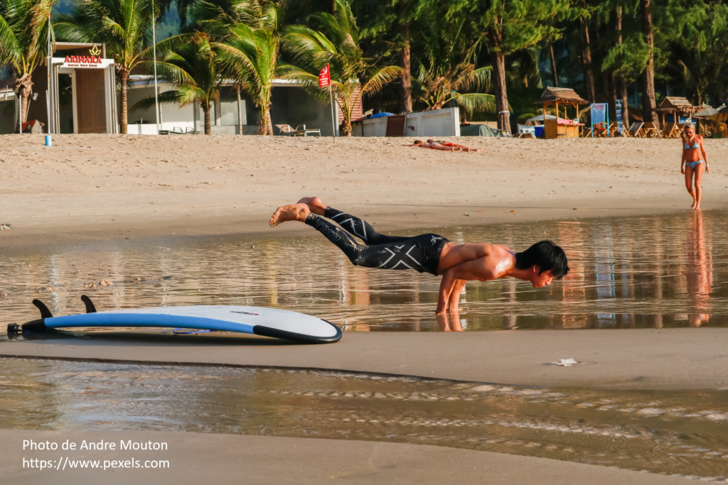 posture de yoga sur la plage - mayurasana - posture sur les réseaux